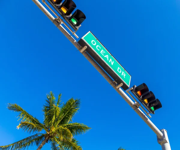 Vägskylt av berömda gatan ocean drive i miami south — Stockfoto