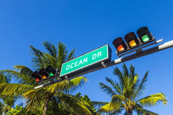 Vägskylt av berömda gatan ocean drive i south beach, miami — Stockfoto