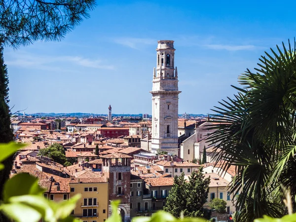 Panorama van verona met uitzicht op de oude koepel — Stockfoto