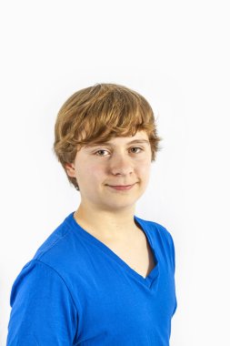 yakışıklı genç oğlan mavi tişört ile