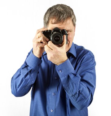 adam bir resim eski analog fotoğraf makinesi ile alır.