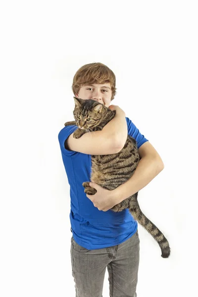 Bonito adolescente menino com seu gato — Fotografia de Stock