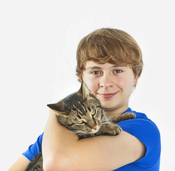 Beau adolescent garçon avec son chat — Photo