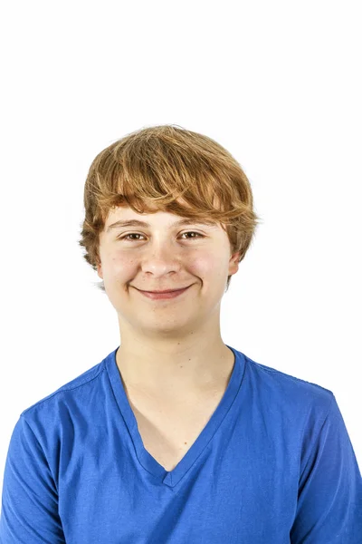 Um menino sorrindo está mostrando seu polegar para cima, isolado no bac branco — Fotografia de Stock