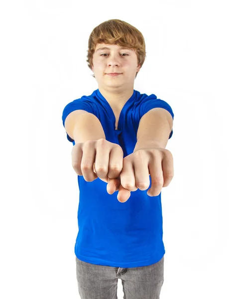 Adolescente ragazzo con camicia blu mostra i pugni — Foto Stock