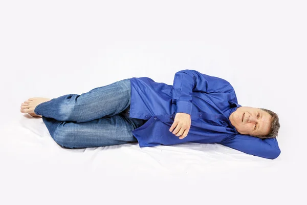 Привлекательный мужчина, сидящий на полу — стоковое фото