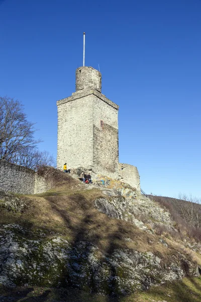 Människor besöka berömda gamla slottet falkenstein — Stockfoto