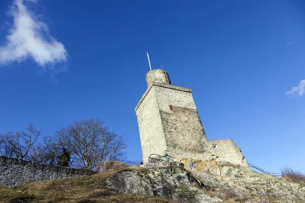 Människor besöka berömda gamla slottet falkenstein — Stockfoto