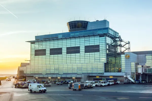 Terminal 2 in zonsondergang — Stockfoto