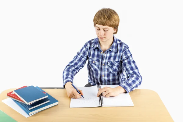 Розумний хлопчик пише в книзі — стокове фото