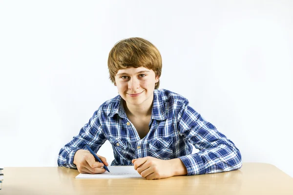 Розумний хлопчик вчиться для школи — стокове фото