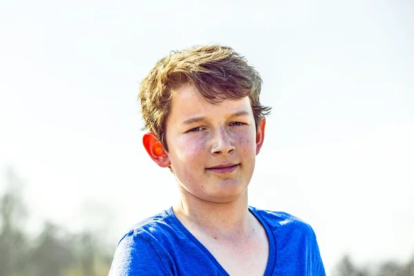 Schattige jongen met sproeten — Stockfoto