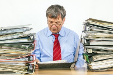 adam çalışmalar klasör ofis onun masasında dosyaları ile