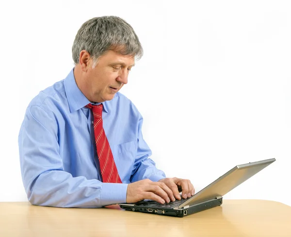 Man werkt op laptop — Stockfoto