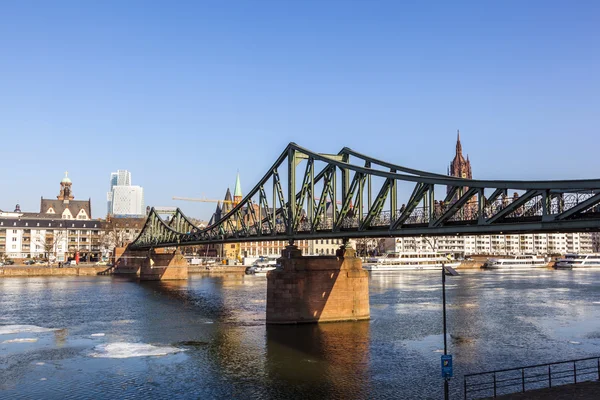 Eiserner steg aan rivier de belangrijkste — Stockfoto