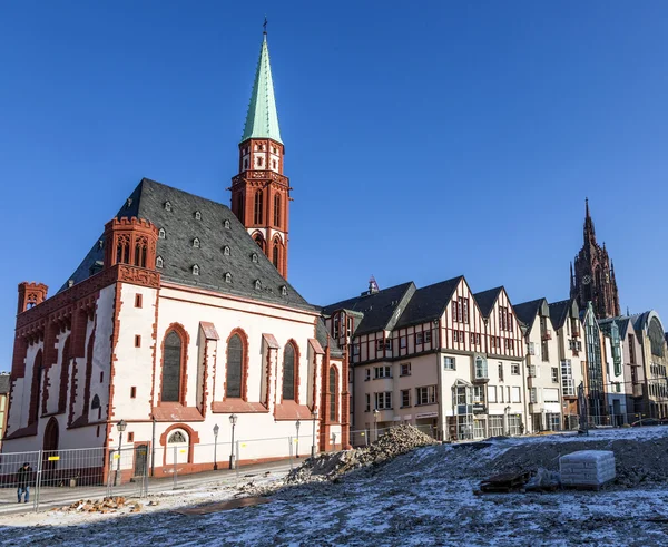Vieja iglesia Nikolai en Frankfurt en el lugar roemer central — Foto de Stock