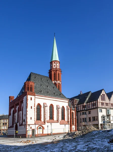 Antiga Igreja Nikolai em Frankfurt no lugar central roemer — Fotografia de Stock