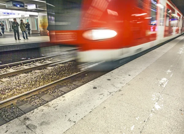 Départ, arrivée du métro comme symbole de vitesse dans la station — Photo