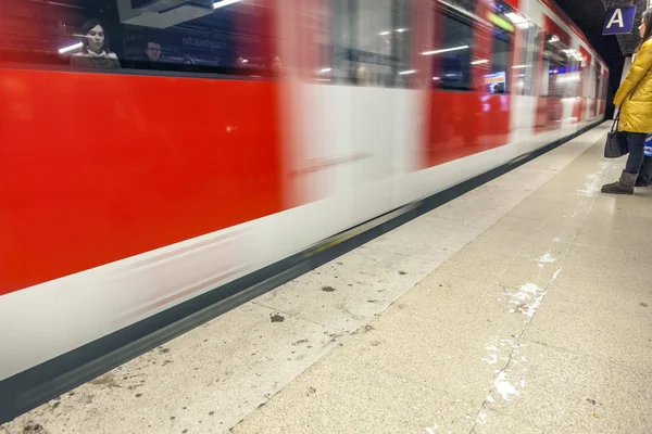 Salida, llegada del metro como símbolo de velocidad en la estación — Foto de Stock