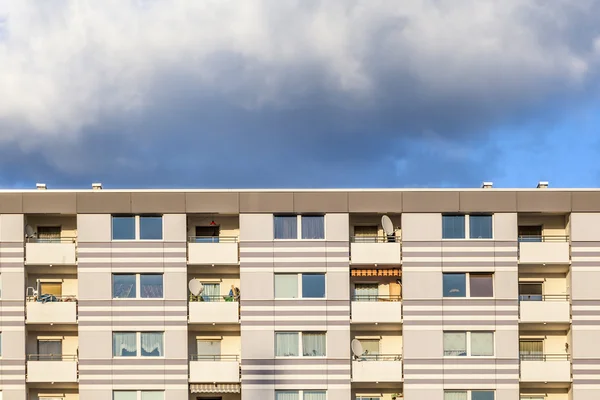 Gevel van een groot appartement huis — Stockfoto