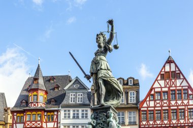 Frankfurt romer önünde adalet heykeli