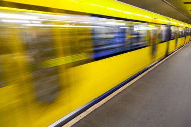 çıkış yapan, metroya istasyonunda sembolü olarak gelen