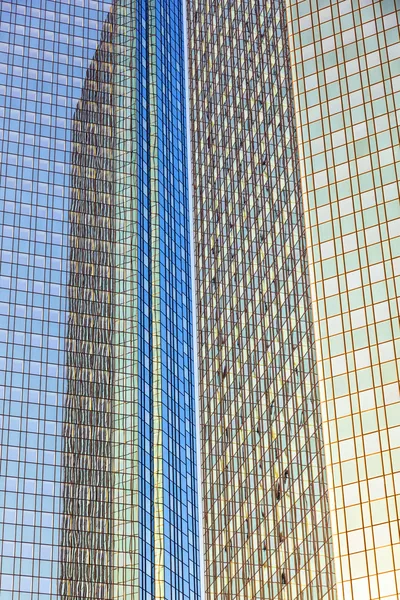 Reflexão do sol na fachada de um arranha-céu — Fotografia de Stock