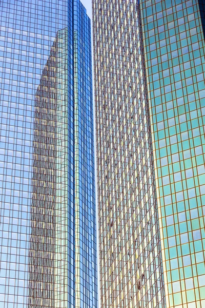 Reflejo del sol en la fachada de un rascacielos —  Fotos de Stock