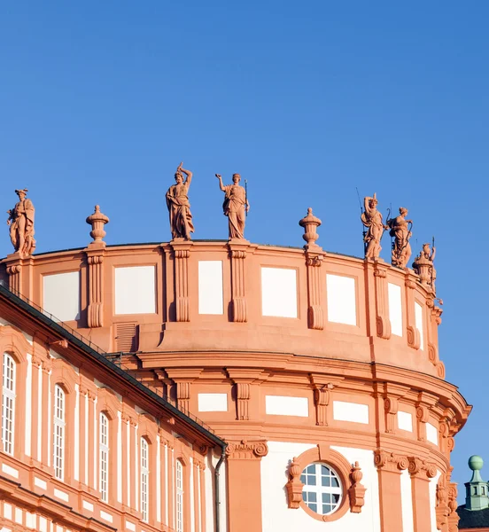 Alegorías de pie en el techo del palacio de Wiesbaden Biebr — Foto de Stock