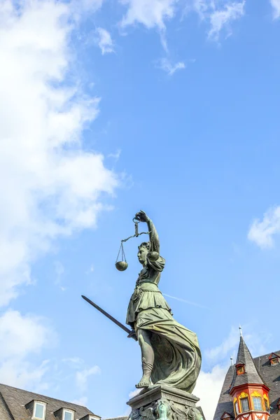 Socha spravedlnosti lady před romer ve Frankfurtu — Stock fotografie