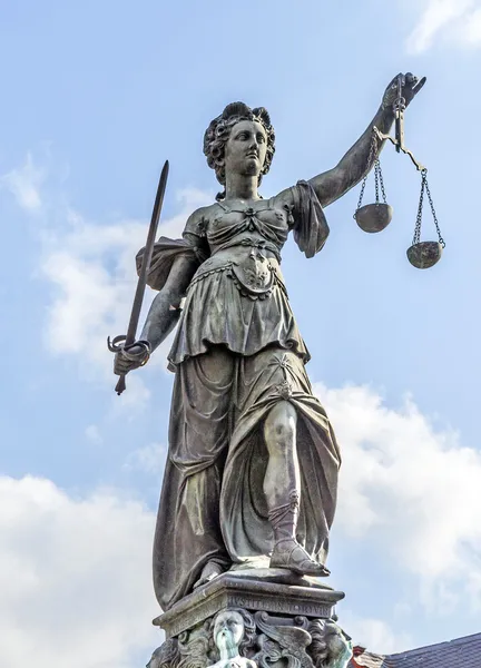 Estátua de Lady Justice em frente ao Romer em Frankfurt — Fotografia de Stock