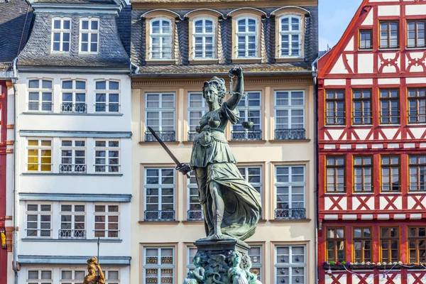 Staty av lady rättvisa framför romer i frankfurt — Stockfoto