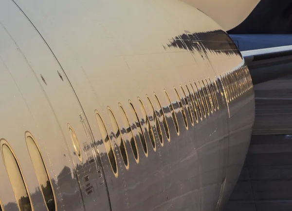 A tükörképét a naplemente ablak és a test repülőgép — Stock Fotó