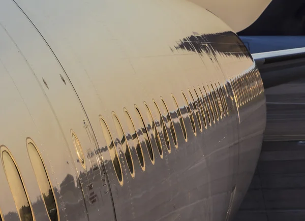 Avion avec reflet du coucher du soleil dans la fenêtre et le corps — Photo