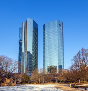 manzarası ile 155 metre yüksekliğindeki ikiz kuleleri deutsche bank ı ve 