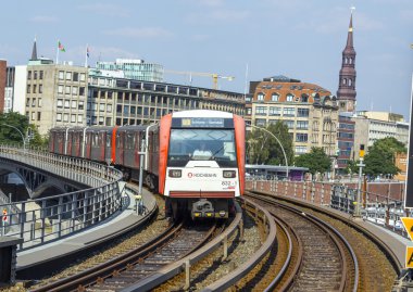  baumwall u-bahn istasyonu tren geldiğinde 