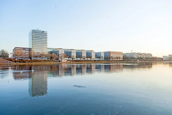 Nowe budynki hotelu westhafen głównego w zachód słońca nad rzeką — Zdjęcie stockowe