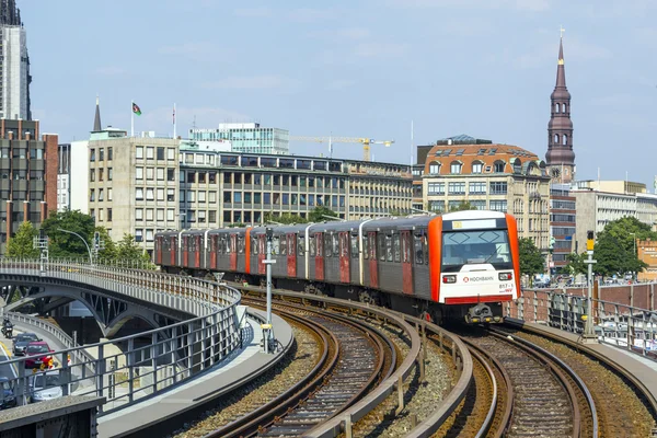 Train arrives at Baumwall U-Bahn Station — Stock Photo, Image