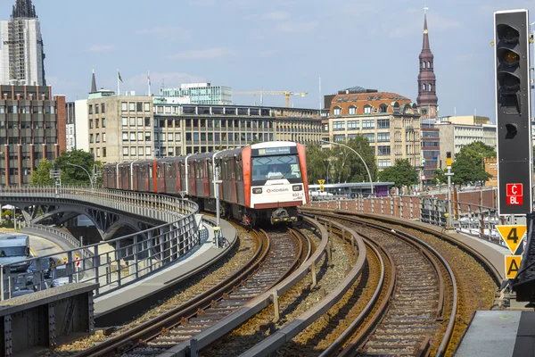 Trem chega à estação de Baumwall U-Bahn — Fotografia de Stock