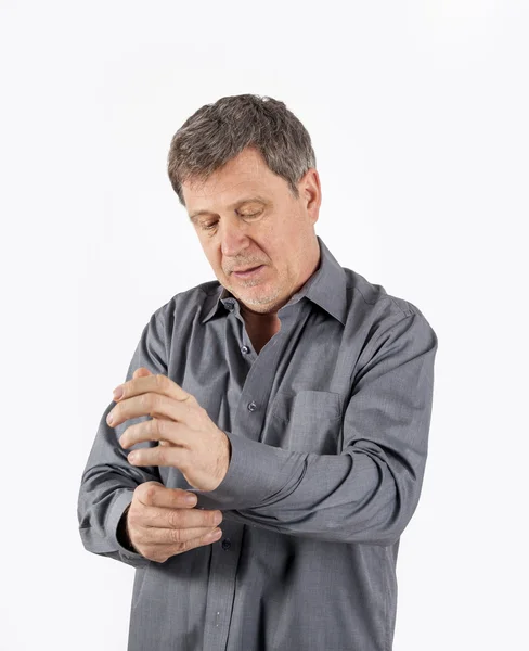 Hombre abotonando su camisa —  Fotos de Stock