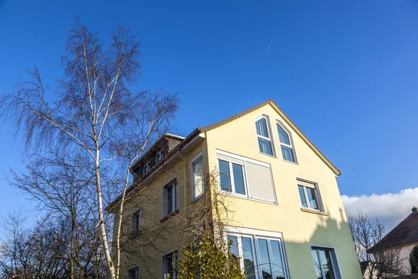 Типичный односемейный дом под голубым небом — стоковое фото