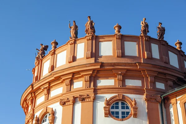 Allegories standing at the roof of the palace of Wiesbaden Biebr — Stock Photo, Image