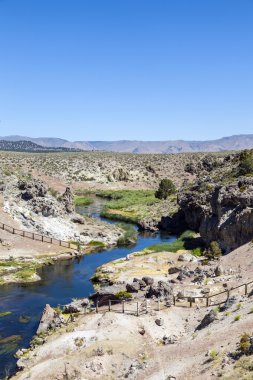 おでこに手で病気の子供