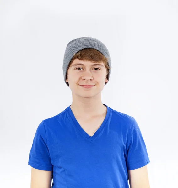 Retrato de sorrindo legal adolescente menino com boné — Fotografia de Stock