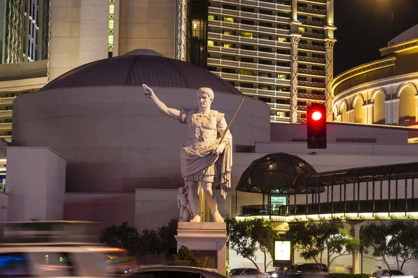 Estatua en Caesars Palace hotel & casino por la noche — Foto de Stock