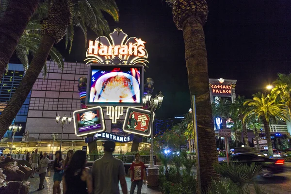 Entrée de Harrahs casino et hôtel à Las Vegas la nuit — Photo