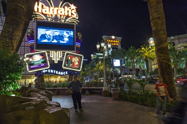 Entrée de Harrahs casino et hôtel à Las Vegas la nuit — Photo