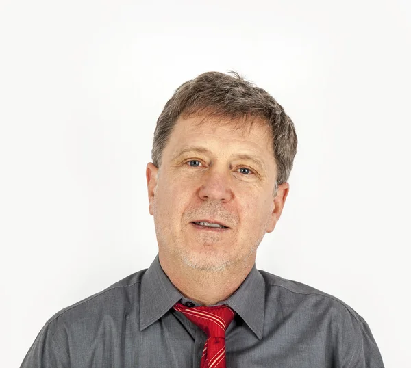 Porträt eines gutaussehenden Geschäftsmannes mit roter Krawatte — Stockfoto