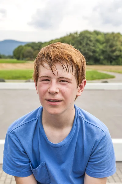 Porträtt av ung svettning pojken gör sport — Stockfoto