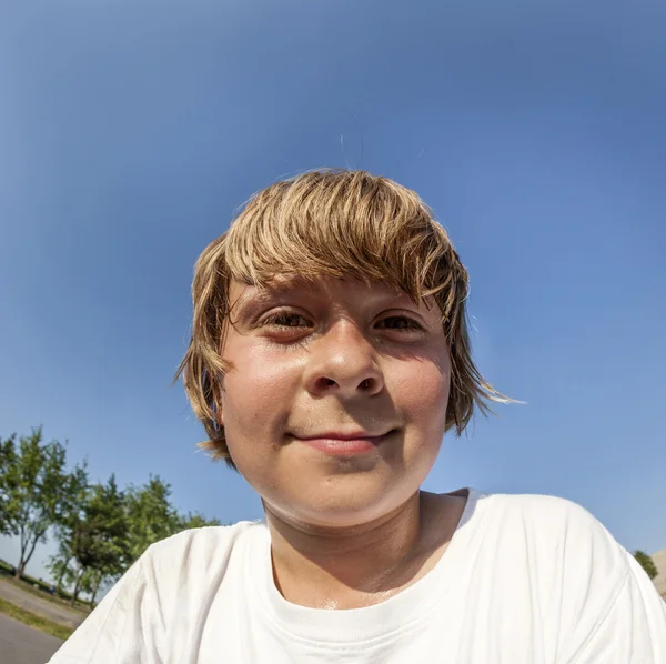 Jeune garçon au skate park — Photo